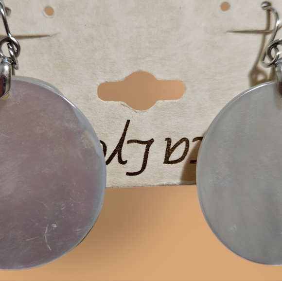 Mother of Pearl Earrings with a Gorgeous Flower Inlay - Picture 2 of 4